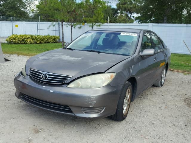 4T1BE32KX5U618660 - 2005 TOYOTA CAMRY LE GRAY photo 2