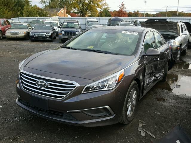 5NPE24AF1HH515677 - 2017 HYUNDAI SONATA SE BROWN photo 2