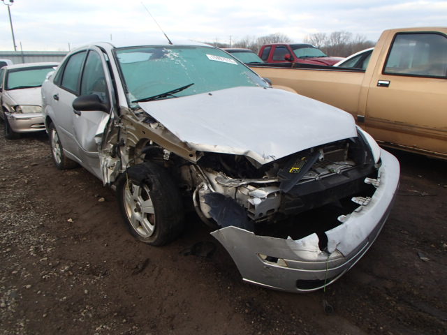 1FAHP34N47W315855 - 2007 FORD FOCUS ZX4 SILVER photo 1