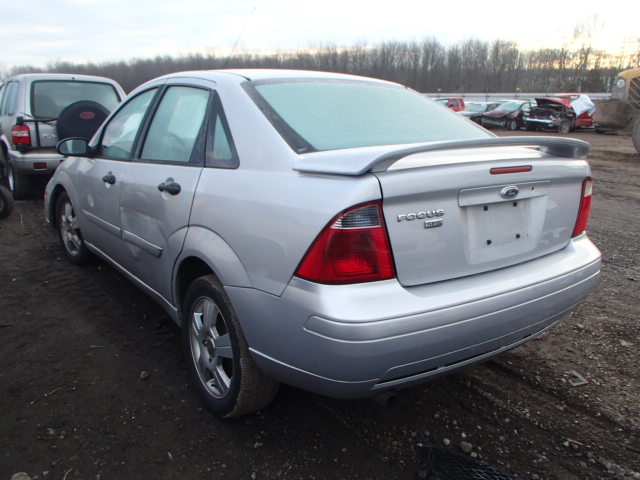 1FAHP34N47W315855 - 2007 FORD FOCUS ZX4 SILVER photo 3