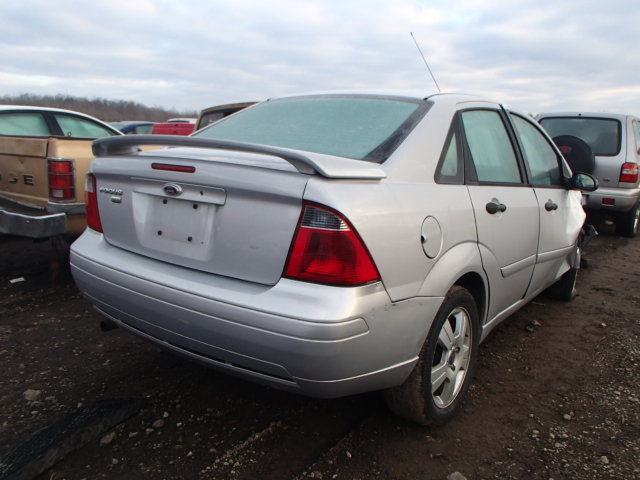 1FAHP34N47W315855 - 2007 FORD FOCUS ZX4 SILVER photo 4