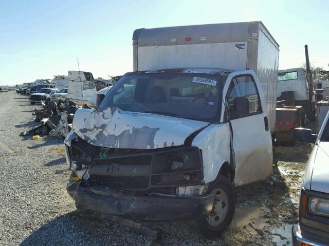 1GBHG31V561246222 - 2006 CHEVROLET EXPRESS G3 WHITE photo 2