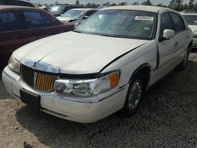 1LNFM82W8WY685675 - 1998 LINCOLN TOWN CAR S WHITE photo 2