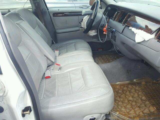1LNFM82W8WY685675 - 1998 LINCOLN TOWN CAR S WHITE photo 5