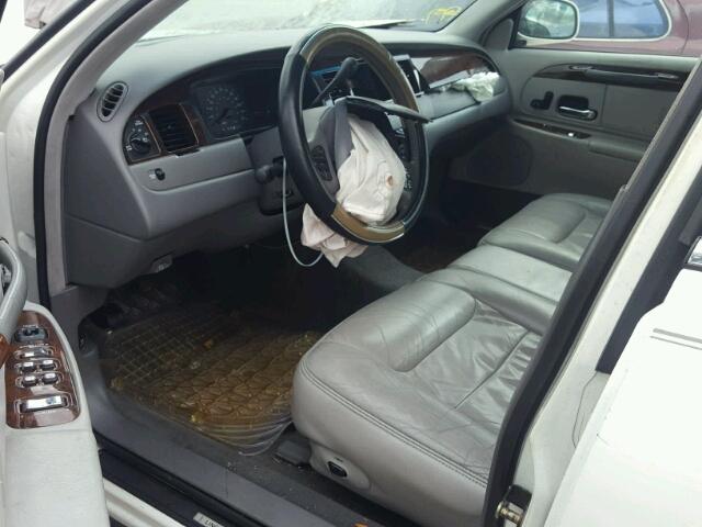 1LNFM82W8WY685675 - 1998 LINCOLN TOWN CAR S WHITE photo 9