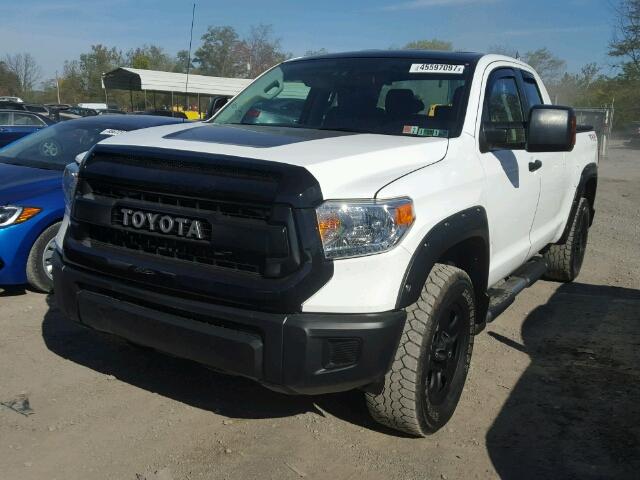 5TFUM5F19HX071445 - 2017 TOYOTA TUNDRA WHITE photo 2