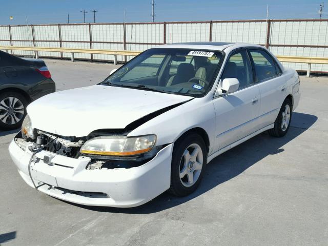 1HGCG5653WA182662 - 1998 HONDA ACCORD WHITE photo 2