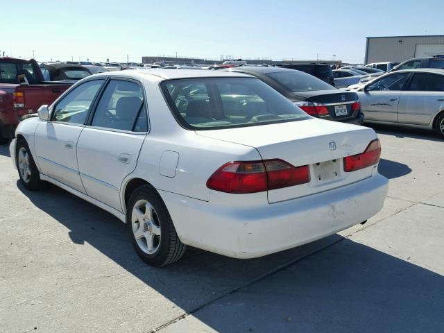 1HGCG5653WA182662 - 1998 HONDA ACCORD WHITE photo 3