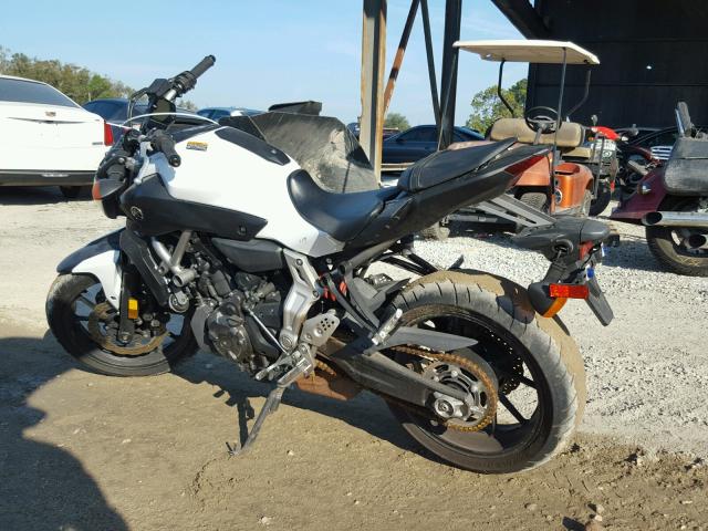 JYARM06Y1FA000418 - 2015 YAMAHA FZ07 C WHITE photo 3