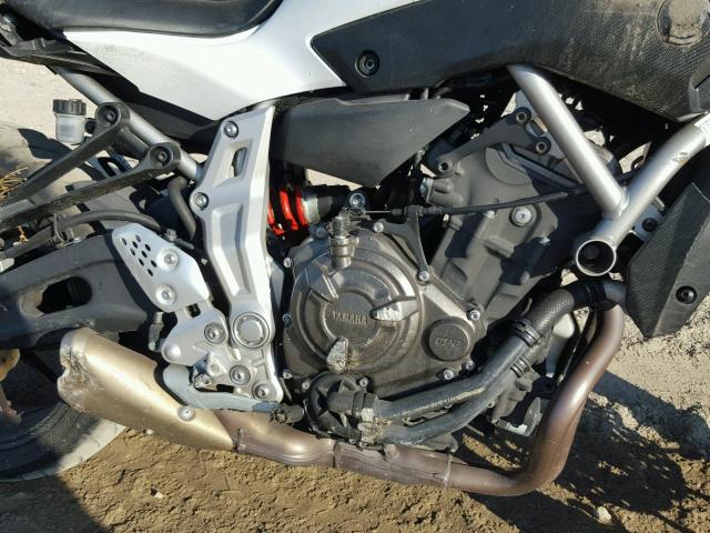 JYARM06Y1FA000418 - 2015 YAMAHA FZ07 C WHITE photo 7