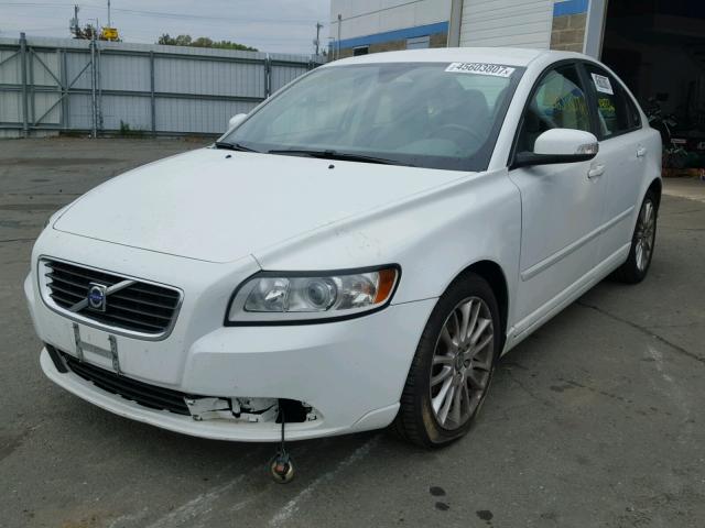 YV1382MS0A2490470 - 2010 VOLVO S40 2.4I WHITE photo 2