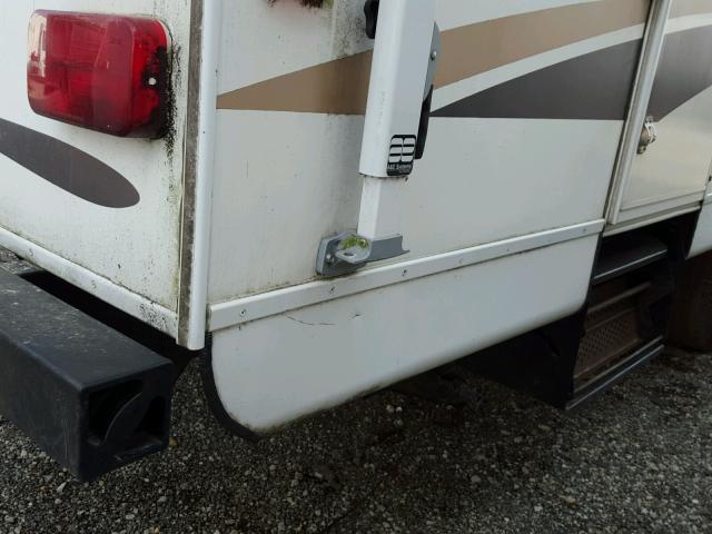 1EC2Y302044000528 - 2004 FLEE PROWLER WHITE photo 9