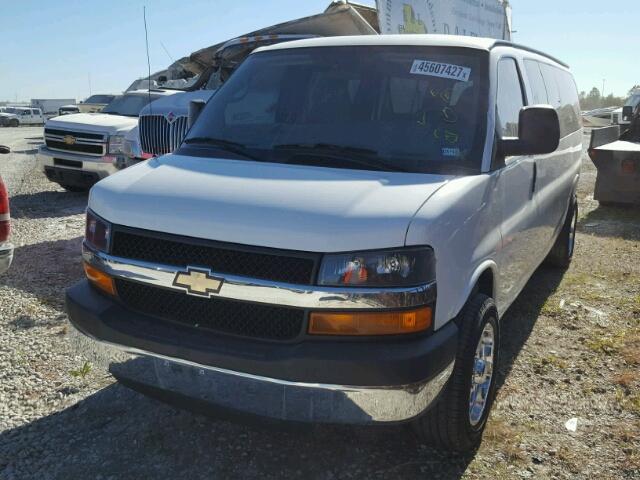 1GAHG39K481131905 - 2008 CHEVROLET EXPRESS G3 WHITE photo 2