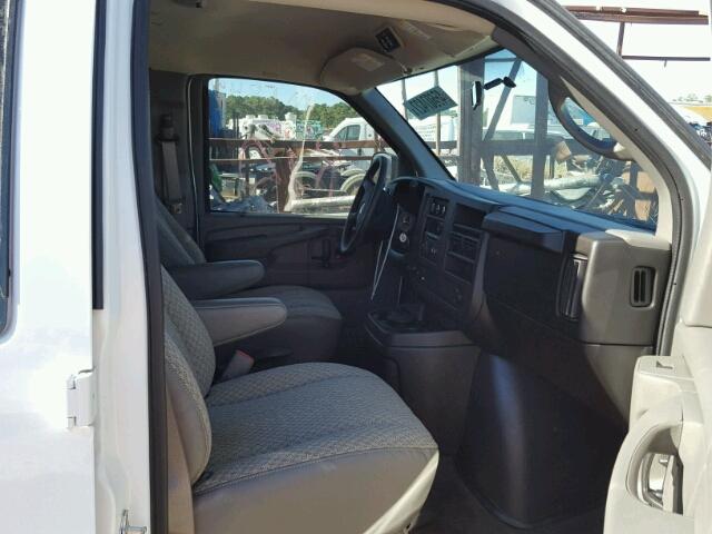 1GAHG39K481131905 - 2008 CHEVROLET EXPRESS G3 WHITE photo 5