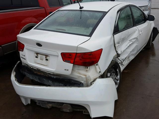 KNAFU4A29B5376690 - 2011 KIA FORTE EX WHITE photo 4