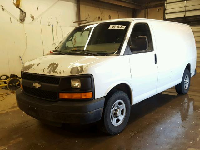 1GCFG15X351211180 - 2005 CHEVROLET EXPRESS G1 WHITE photo 2