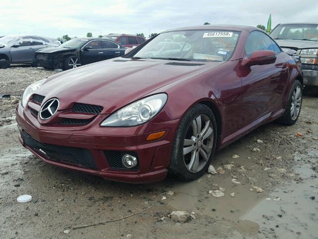 WDBWK5EA8BF239328 - 2011 MERCEDES-BENZ SLK 300 BURGUNDY photo 2