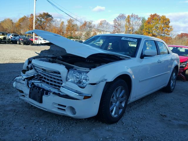 2C3KA33G78H255613 - 2008 CHRYSLER 300 LIMITE WHITE photo 2