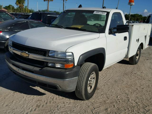 1GBHC241X1E209425 - 2001 CHEVROLET SILVERADO WHITE photo 2