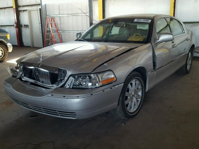 2LNHM82W08X650091 - 2008 LINCOLN TOWN CAR S GRAY photo 2