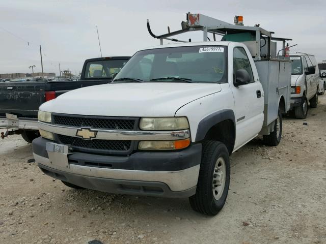 1GBHC24UX2E105349 - 2002 CHEVROLET SILVERADO WHITE photo 2