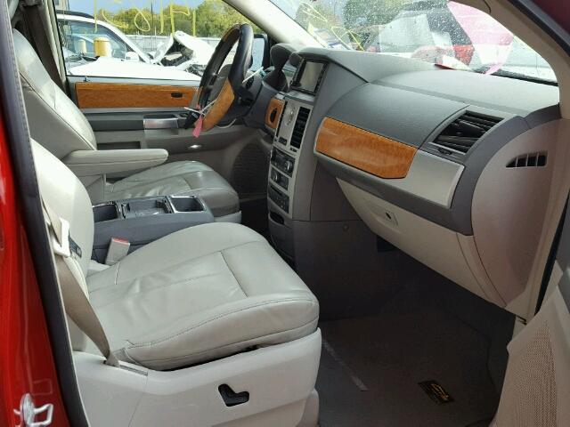 2A8HR64X48R117397 - 2008 CHRYSLER TOWN & COU RED photo 5