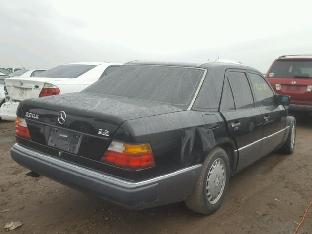 WDBEA28E6PB993693 - 1993 MERCEDES-BENZ 300 E 2.8 BLACK photo 4