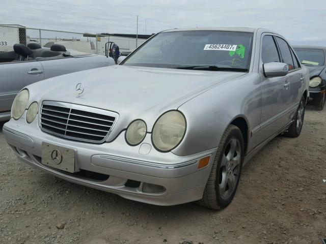 WDBJF70J82B450652 - 2002 MERCEDES-BENZ E 430 SILVER photo 2