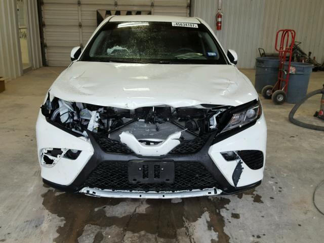 JTNB11HK7J3004348 - 2018 TOYOTA CAMRY L 白色 照片 9