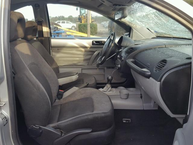 3VWCA21C7YM417068 - 2000 VOLKSWAGEN NEW BEETLE 银色 照片 5