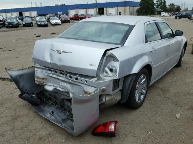 2C3JA43R05H632717 - 2005 CHRYSLER 300 SILVER photo 4