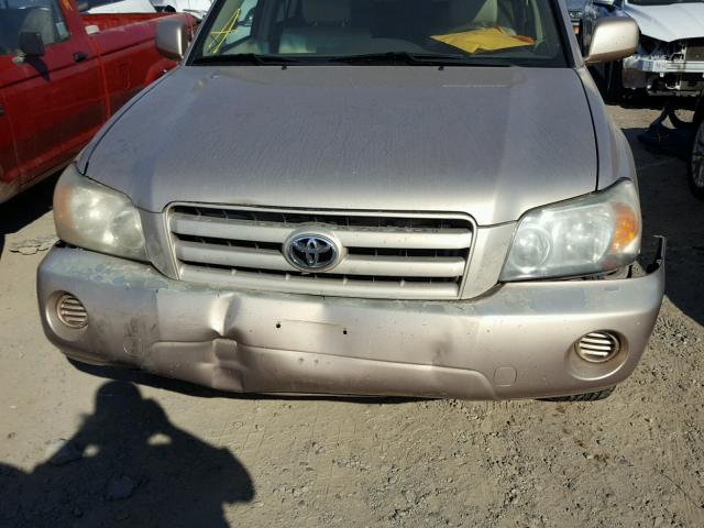 JTEGD21A940088442 - 2004 TOYOTA HIGHLANDER GOLD photo 9