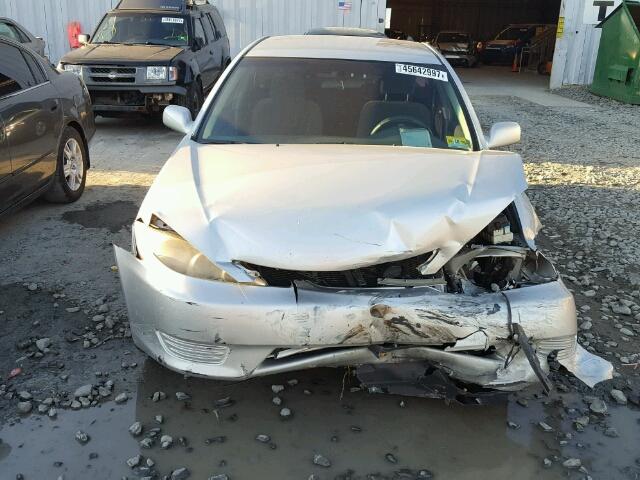 4T1BE32K55U980640 - 2005 TOYOTA CAMRY LE SILVER photo 9