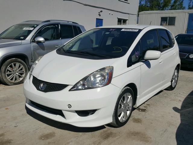 JHMGE8H58BS000199 - 2011 HONDA FIT WHITE photo 2