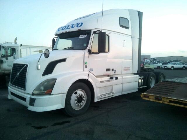 4V4NC9EJ7CN539214 - 2012 VOLVO VN WHITE photo 9