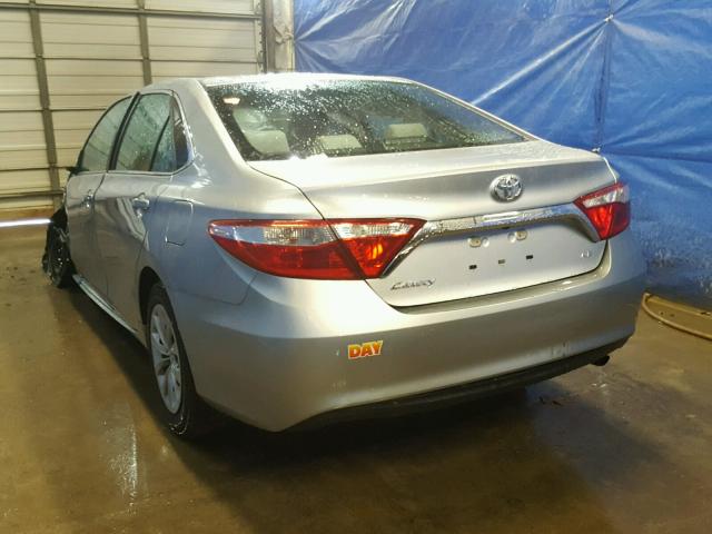 4T1BF1FK0HU441519 - 2017 TOYOTA CAMRY LE ვერცხლისფერი ფოტო 3