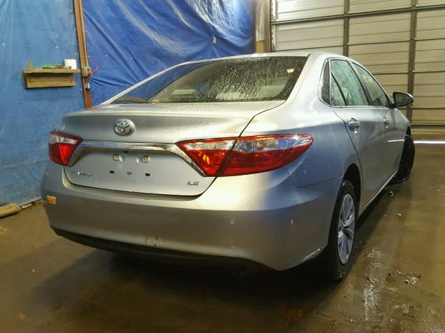 4T1BF1FK0HU441519 - 2017 TOYOTA CAMRY LE ვერცხლისფერი ფოტო 4