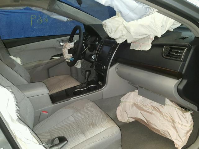 4T1BF1FK0HU441519 - 2017 TOYOTA CAMRY LE ვერცხლისფერი ფოტო 5