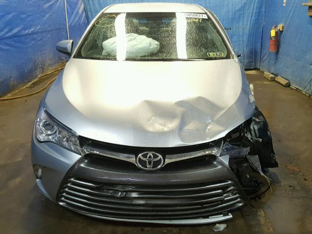 4T1BF1FK0HU441519 - 2017 TOYOTA CAMRY LE ვერცხლისფერი ფოტო 9