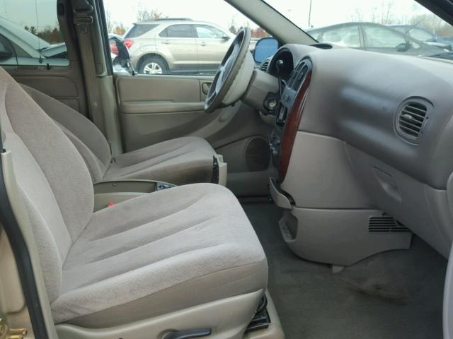 2C8GP44302R676591 - 2002 CHRYSLER TOWN & COU TAN photo 5