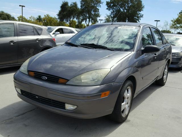1FAHP38Z74W110832 - 2004 FORD FOCUS ZTS GRAY photo 2