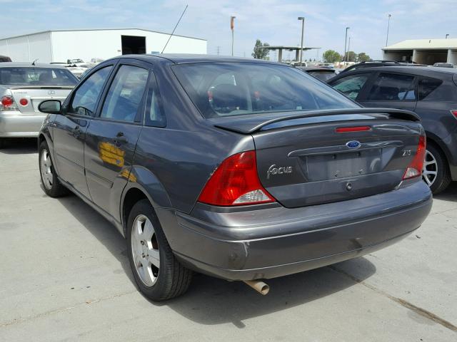 1FAHP38Z74W110832 - 2004 FORD FOCUS ZTS GRAY photo 3