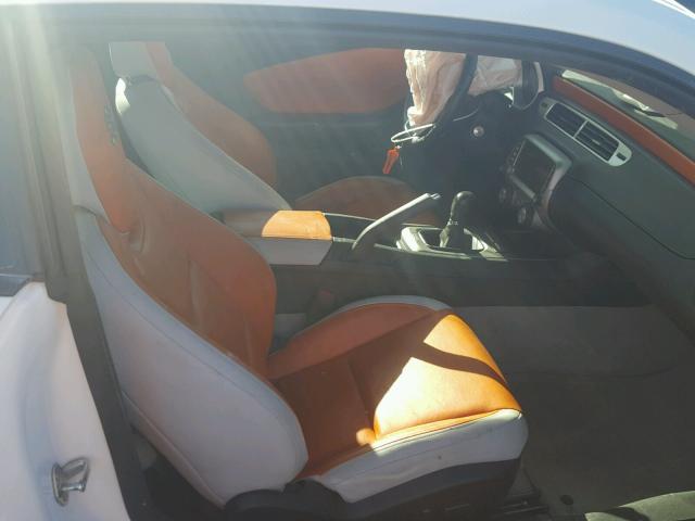 2G1FG1EW7F9105327 - 2015 CHEVROLET CAMARO SS Blanco foto 5