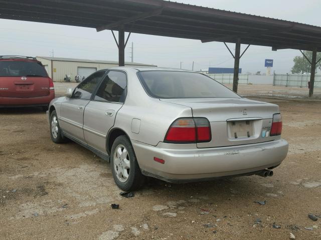 1HGCE6675TA028043 - 1996 HONDA ACCORD SILVER photo 3