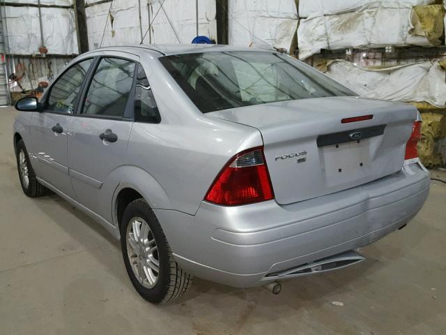 1FAFP34N47W219926 - 2007 FORD FOCUS ZX4 SILVER photo 3