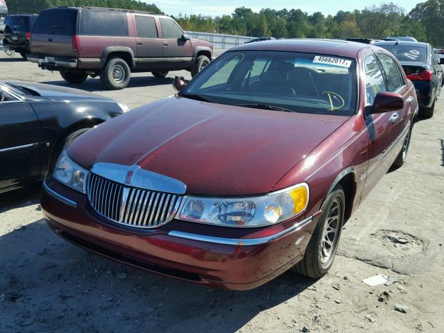 1LNHM82W71Y706324 - 2001 LINCOLN TOWN CAR S RED photo 2