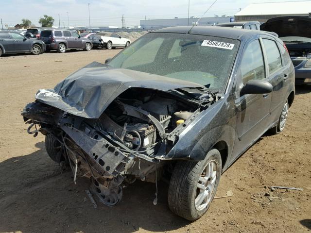 3FAFP37303R151406 - 2003 FORD FOCUS ZX5 BLACK photo 2