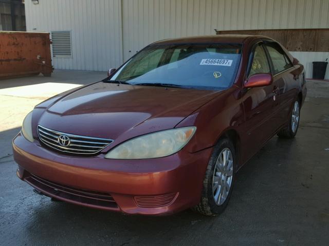 4T1BE32KX5U050040 - 2005 TOYOTA CAMRY RED photo 2