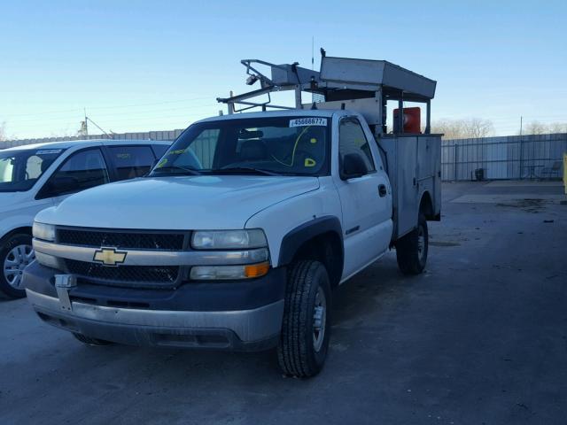 1GBHC24U21E247855 - 2001 CHEVROLET SILVERADO WHITE photo 2