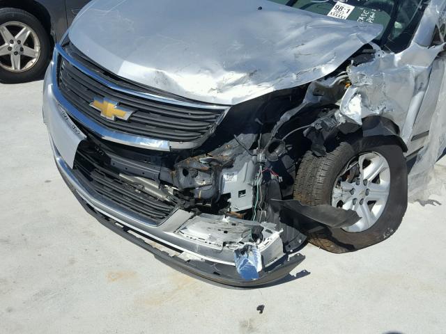 1GNKRFED2HJ200324 - 2017 CHEVROLET TRAVERSE SILVER photo 9